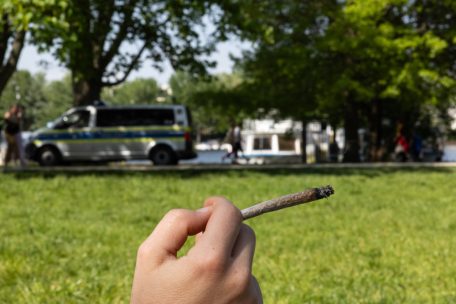 Fußball-EM / Kiffen statt trinken: Polizei Gelsenkirchen rät Fußball-Fans zu Cannabiskonsum