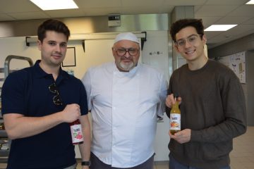 Erfolgsgeschichte / „Now, it’s t’ees time“: Von der Schulbank zum Unternehmer