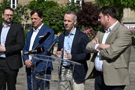 Juni 2023: Christian Weis (CSV), Pim Knaff (DP), Georges Mischo (CSV) und Meris Sehovic („déi gréng“) verkünden den Abschluss der Koalitionsverhandlungen