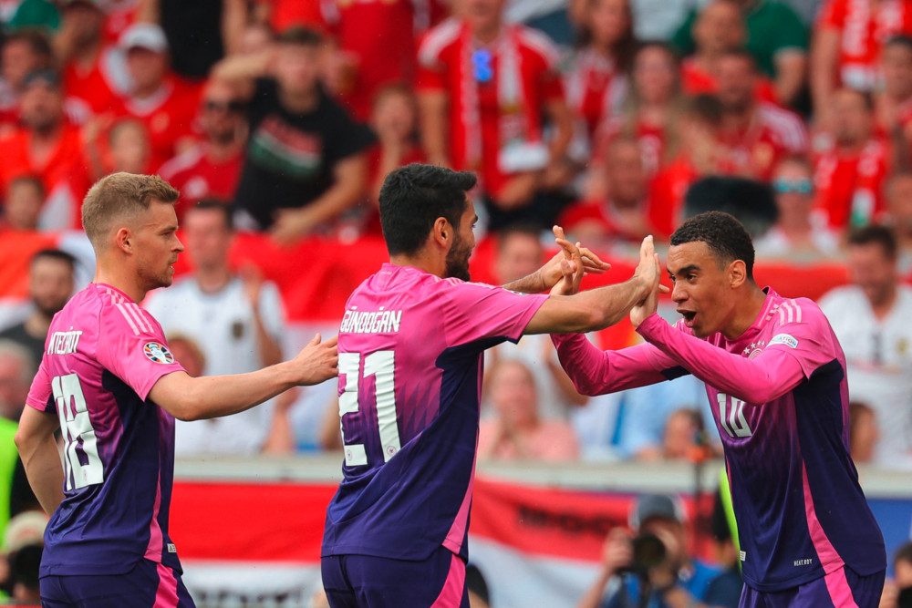 Fußball-Europameisterschaft / Deutschland jubelt in Schwarz-Rot-Pink und zieht als erste Mannschaft ins Achtelfinale