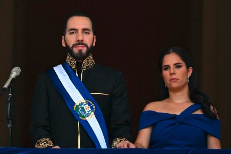 El Salvadors Präsident Nayib Bukele und seine Ehefrau Gabriela Rodriguez bei der Amtseinführung des wiedergewählten Staatschefs am 1. Juni in San Salvador