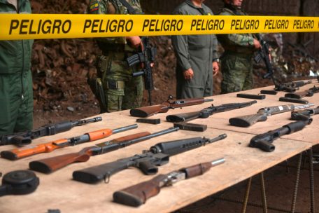 Lateinamerika leidet unter der extremen Waffengewalt: konfiszierte Gewehre in Ecuador
