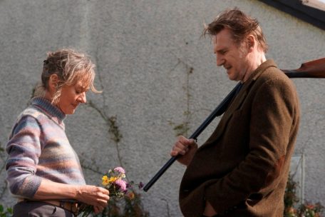 Niamh Cusack (links) und&nbsp;Liam Neeson (rechts) in &bdquo;In the Land of Saints and Sinners&ldquo;