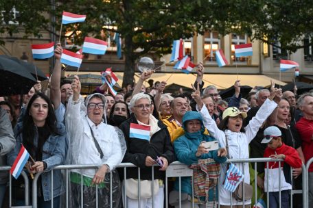 Zahlreiche Schaulustige werden am Vorabend von Nationalfeiertag in den Straßen erwartet