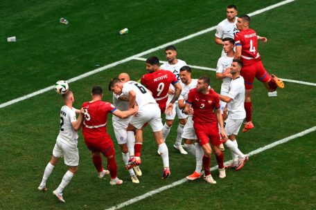 Fußball-Europameisterschaft / Treffer in letzter Sekunde: Serben retten 1:1 gegen Slowenen
