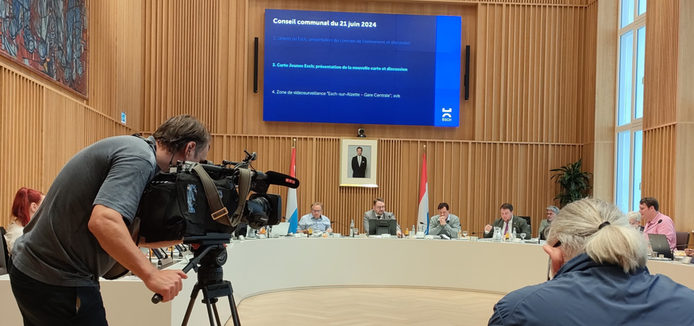 Eklat im Escher Gemeinderat / Opposition verlässt Saal, nachdem Motion zu Knaff-Rücktritt nicht zur Abstimmung kommt