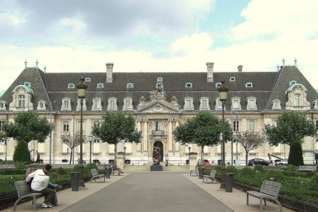 Der Arbed-Palast und der davor liegende „Rousegäertchen“