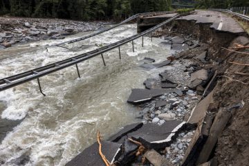 Schweiz  / Suche nach drei Vermissten nach Überschwemmungen dauert an