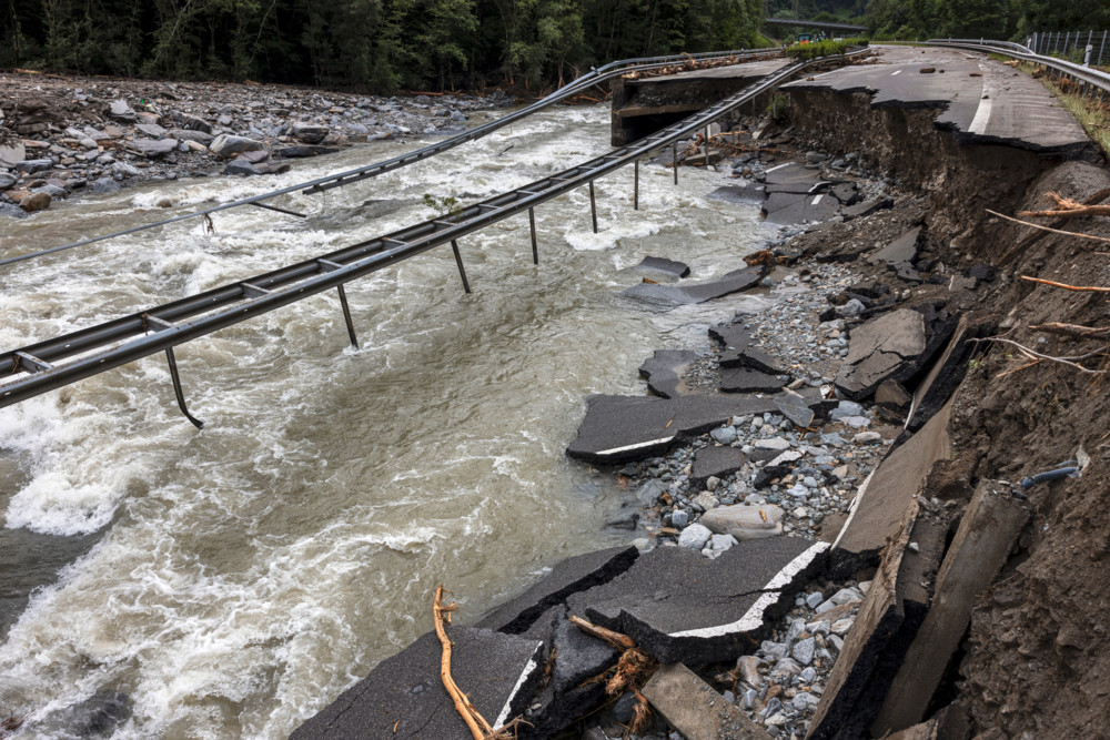 Schweiz  / Suche nach drei Vermissten nach Überschwemmungen dauert an