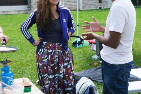 Raquel Luna im Gespräch mit einem Mitglied der indischen kommunistischen Partei