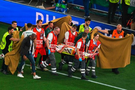 Fußball-EM / Verletzungen, Haftbefehle und Geldstrafen: Die Splitter vom Montag