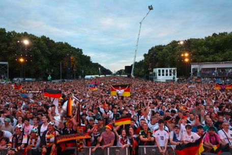 Ein Blick auf die proppenvolle Berliner Fanmeile