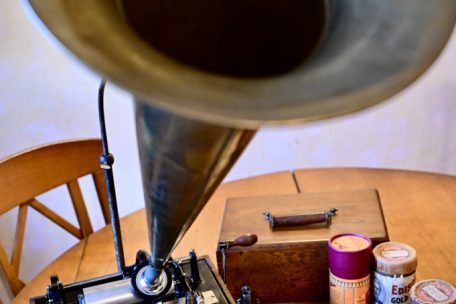 Blickfang im Wohnzimmer: ein Phonograph von Thomas Edison (um 1880)