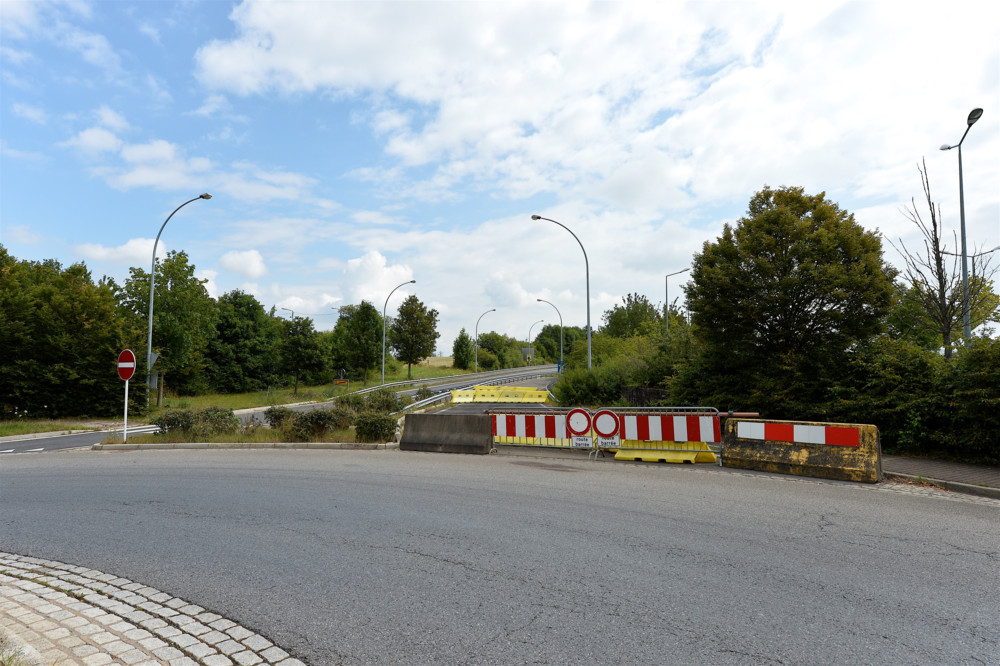 Baustelle / Die neue Deckschicht auf der A13 könnte ab Freitag für Verkehrsprobleme sorgen 