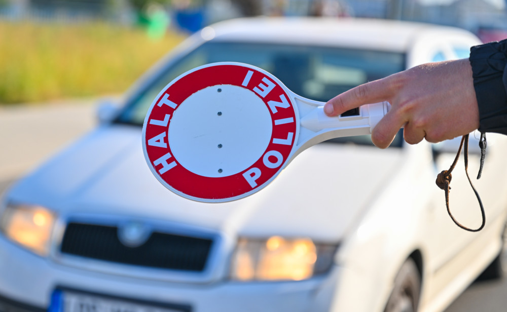 Deutschland / EM-Halbzeitbilanz: Bundespolizei verweigert 86 gewaltbereiten Hooligans die Einreise