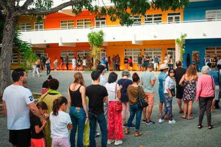 Des personnes font la queue devant un bureau de vote à Nouméa, dans la première circonscription du territoire français du Pacifique, la Nouvelle-Calédonie