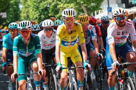 Romain Bardet fuhr nach seinem Sieg auf der 1. Etappe einen Tag im Gelben Trikot