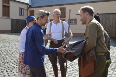 Die erste Begegnung, im August 1943, zwischen den beiden US-Piloten und den Gutsbesitzern, der Familie von Roesgen, sowie dem Arbeiter Christian Calmes auf „Karelshaff“