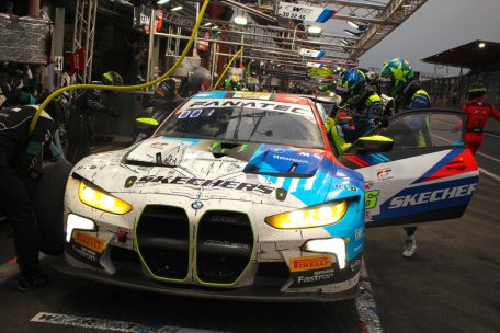 Fahrerwechsel zwischen Valentino Rossi und Raffaele Marciello. Der „Doctor“ verschuldete gleich zwei Unfälle und dadurch platzten alle Siegchancen des WRT BMW M4 Nr: 46.