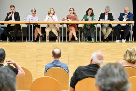 Gemeinsame Front:  Franz Fayot, Sam Tanson, Hélène Conway-Mouret, Cécilia Gondard, Tilly Metz, David Wagner, Marc Angel (von links nach rechts)