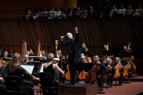 Alain spannt den Bogen / Alles richtig gemacht: Orchestre de la Place de l’Europe vor ausverkauftem Haus