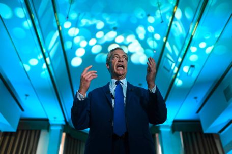 Als Sohn eines Börsenmaklers besuchte er teure Londoner Privatschulen, später handelte er mit Rohstoffen, doch in der Öffentlichkeit gibt sich Nigel Farage als „regular bloke“, als normaler Kerl