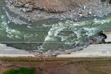 Nach Unwettern / Schweizer bauen komplett zerstörte Autobahn in zwei Wochen wieder auf