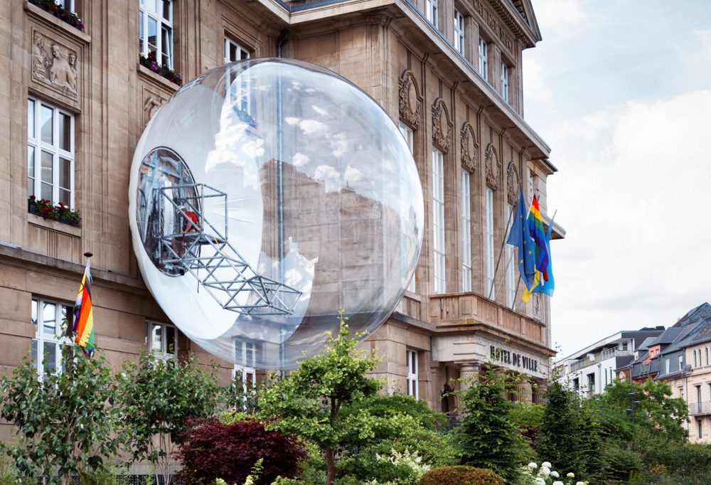 Kunst am Rathaus / Die Escher Seifenblase oder ein Pranger für Pim Knaff?