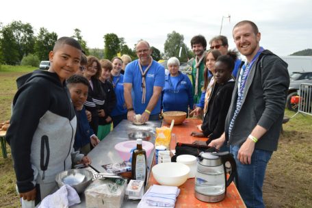 Schulkinder des Zyklus 4.2 aus Ettelbrück beim Brotbacken am Stand der „Guiden a Scouten“