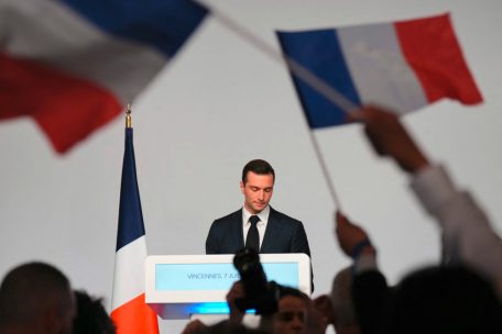 Jordan Bardella a dénoncé dimanche „l'alliance du déshonneur“ qui prive les Français „d'une politique de redressement“