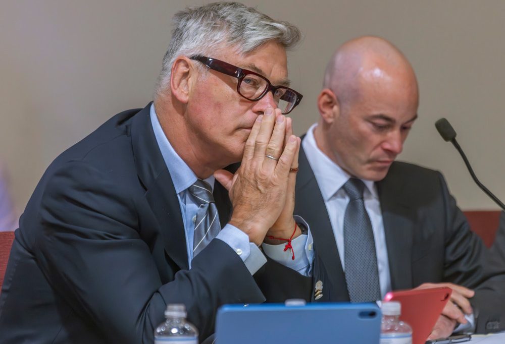 Bis zu 18 Monate Haft / Nach Tod von Kamerafrau – Prozess gegen Alec Baldwin beginnt