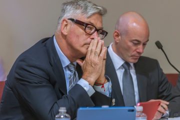 Bis zu 18 Monate Haft / Nach Tod von Kamerafrau – Prozess gegen Alec Baldwin beginnt