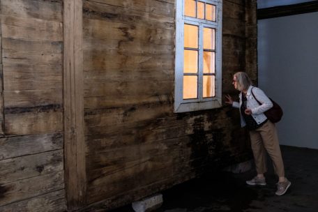 &bdquo;Living Dog Among Dead Lions &ndash; Agape&ldquo; im Erdgeschoss der Konschthal&nbsp;