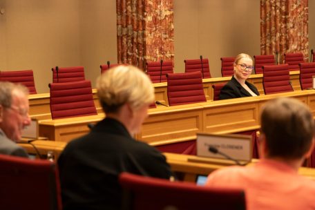 Petentin Jade Emini setzt sich in der Chamber-Debatte für kostenlose Brillen für alle ein