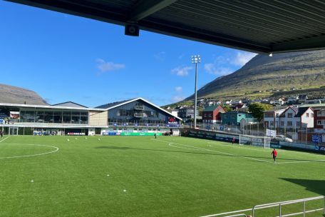 Klaksvik ist mit seinen 5.000 Einwohnern die zweitgrößte Stadt der Nordinseln. Das Stadion trägt den Namen Við Djúpumýrar.