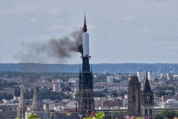 Frankreich / Turmspitze der Kathedrale in Rouen steht in Flammen