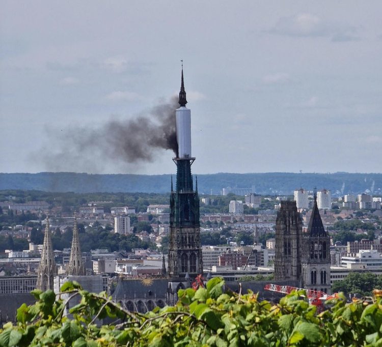 Frankreich / Turmspitze der Kathedrale in Rouen steht in Flammen