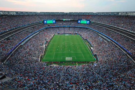 Fußball / Nach dem Turnier ist vor dem Turnier: Mammut-WM und nordirische EM-Sorgen