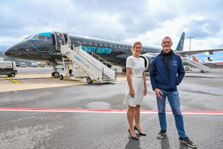 Marie-Louise Philippe von Embraer und Gilles Feith von Luxair vor dem „Tech Eagle“ auf dem Rollfeld des LuxAirport
