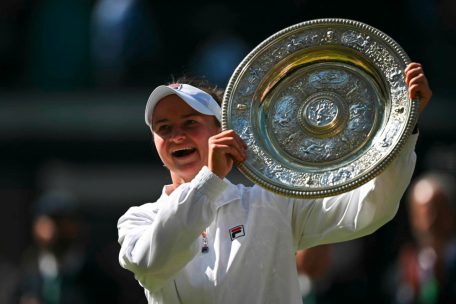 Tennis / Krejcikova gewinnt Wimbledon-Finale: Champagner und Tränen nach dem Überraschungscoup