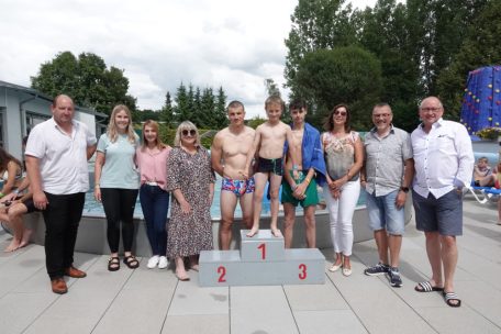 Die Veranstalter mit den drei Gewinnern in der Mitte (v.l.): Yul Kettenmeyer, Julien Poos und Alexi Wentzel