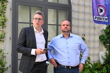 Es bleiben zwei Piraten in der Chamber: Sven Clement (l.) und Marc Goergen bei der Pressekonferenz zur Sommer-Bilanz