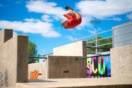Beim Parkour wird eine Mischung aus Kraft, Kondition, Balance und Koordination benötigt