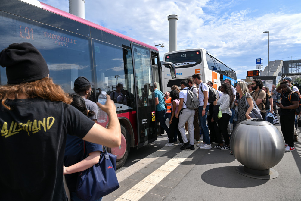 Bahnbaustelle bei Bettemburg / Schlangen vor allem in Thionville: „Das Problem war, dass die Menschen nicht gleichzeitig in mehrere Busse einstiegen“
