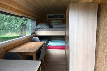 Eine Nacht im Wohnwagen kostet für zwei Erwachsene in der Hauptsaison 60 Euro. Kinder zahlen fünf Euro.