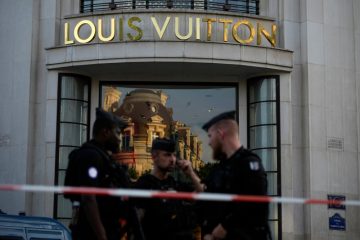 Paris / Mann attackiert Polizisten mit Messer nahe der Champs-Élysées