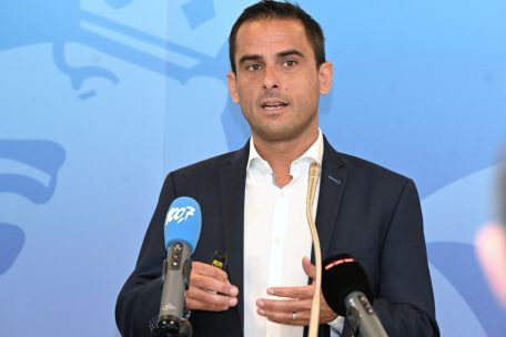 Sozialleistungen / Der Sozialstaat wird aktiv: Hahn präsentiert Neuerungen bei Teuerungszulage und Energieprämie