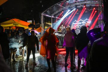 Fotogalerie / Gut drauf trotz Regen: Eindrücke von der LBO Pitcher Beach Party 