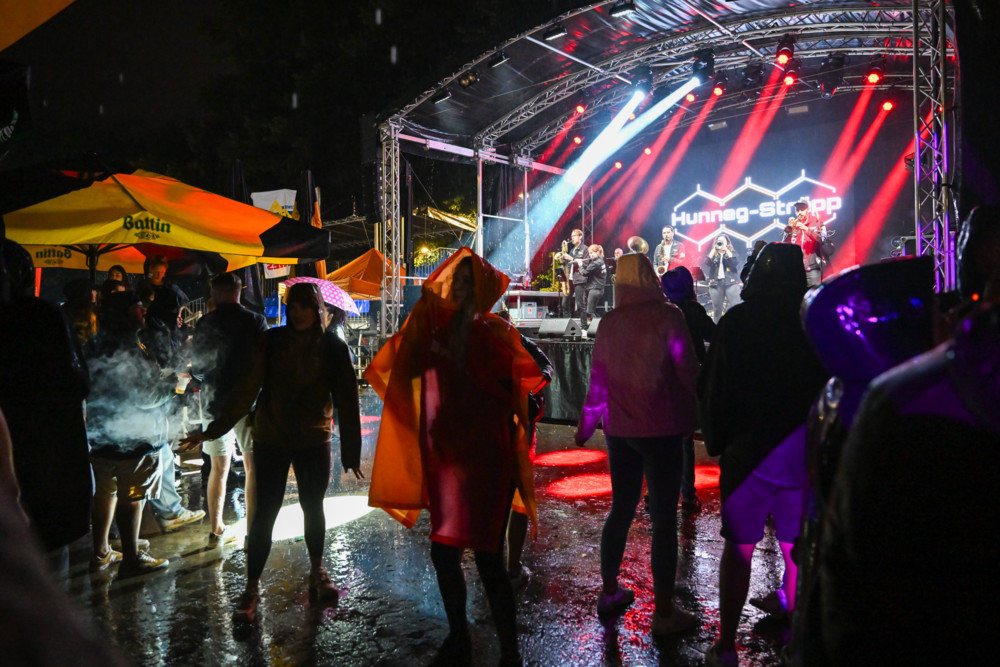 Fotogalerie / Gut drauf trotz Regen: Eindrücke von der LBO Pitcher Beach Party
