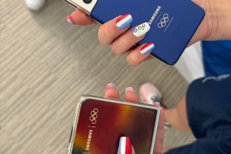 Bei der Ankunft in Paris gab es gleich ein neues Handy als Willkommensgeschenk
